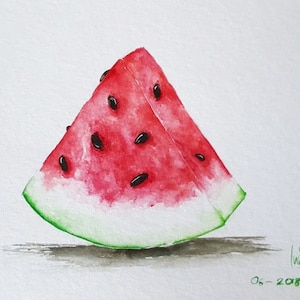Puede incluir: Una pintura de acuarela de una rebanada de sandía con semillas negras. La sandía es roja por dentro y verde por fuera. La pintura está firmada "Lwis" y fechada "06-2018".