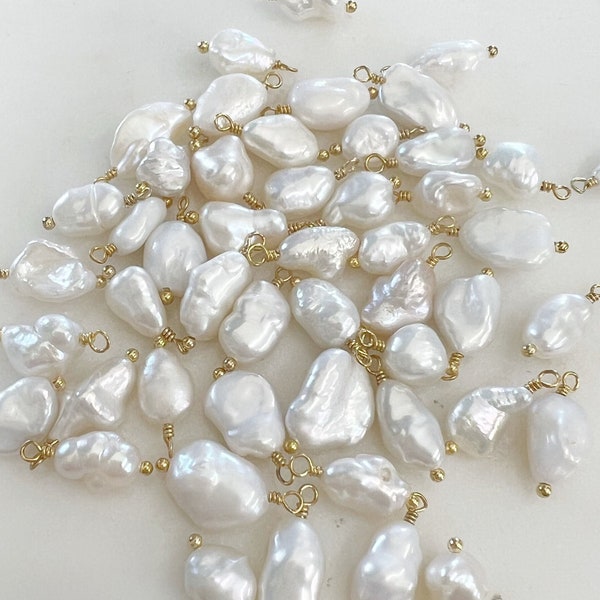 1 pieza de alambre chapado en oro envuelto en encanto de perla de agua dulce, encanto de perla barroca, colgante de encanto de perla