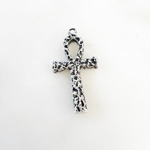 Gehamerd getextureerde zilveren Egyptische Ankh Life Charm hanger