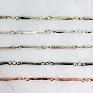 Lange verdrehte Bar-Gliederkette aus Basismetall in Antikem Silber, glänzendem Gold, glänzendem Silber, Gunmetal, glänzendem Kupfer / Kette am Fuß