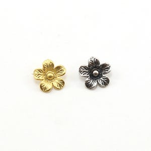 Kleiner, mit Gänseblümchenblüten verzierter Frühlingsknopf aus Sterlingsilber oder glänzendem Vermeil-Gold für Wickelarmbänder