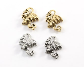 2 Stück Zinn Klein Drachen Charms Fantasy Mittelalter Magie mystische Kreatur Anhänger in Antikem Gold, Antikem Silber