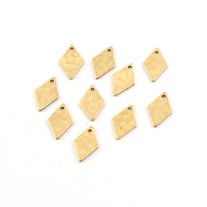 Könnte beinhalten: Zehn goldfarbene Anhänger in Diamantform mit einem Loch oben zum Anbringen an Schmuck oder anderen Bastelarbeiten.