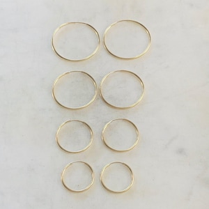 1 paar grote, doorlopende oorringen van 14k verguld goud, met oorhaakjes van 20 mm, 24 mm, 30 mm en 35 mm.