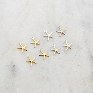 4 diminutos y ligeros colgantes de estrella de mar en plata de ley y oro laminado de 14k