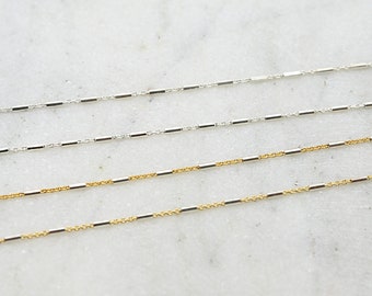 Cadena de barra delicada con eslabones diminutos. Gargantilla moderna y delicada. Se vende por pie. Cadena a granel.