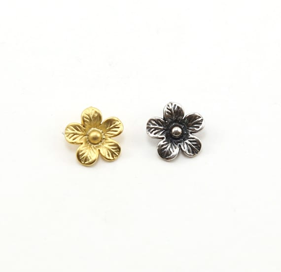 Small Daisy Flower Detailed Petals Spring Button in Sterling Silver or Shiny Vermeil Gold Wrap Bracelet Button