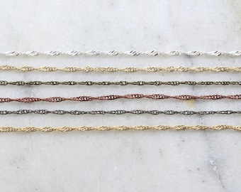 Cadena minimalista y delicada de metal base, retorcida, en plata y oro brillantes, cobre antiguo, latón, bronce oscuro / cadena por pie