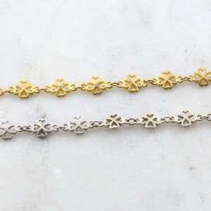Catena di design del fiore di quadrifoglio in metallo di base in argento antico, oro lucido / catena al piede