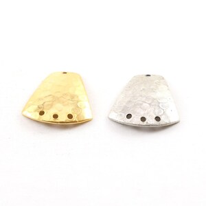 Pingente de lustre em latão com cúpula, 3 furos na base, superfície texturizada para gravação em prata ou ouro.