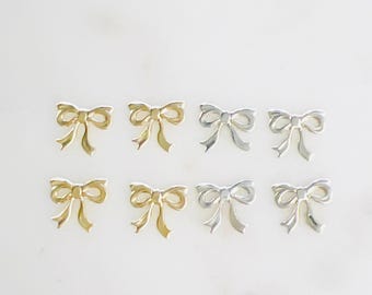 4 stuks delicate, lichtgewicht, schattige mini-strikjes van lint, gemaakt van 14kt verguld goud of sterling zilver, geschikt als permanente sieraden.