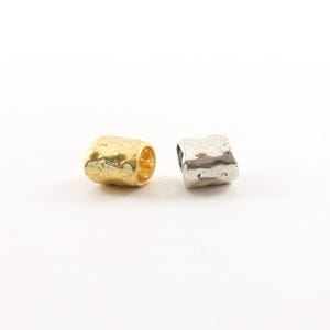 Handgefertigte, organisch gehämmert strukturierte, längliche Zwischenperle mit großem Loch aus vergoldetem Silber oder Sterlingsilber 925 Bild 2