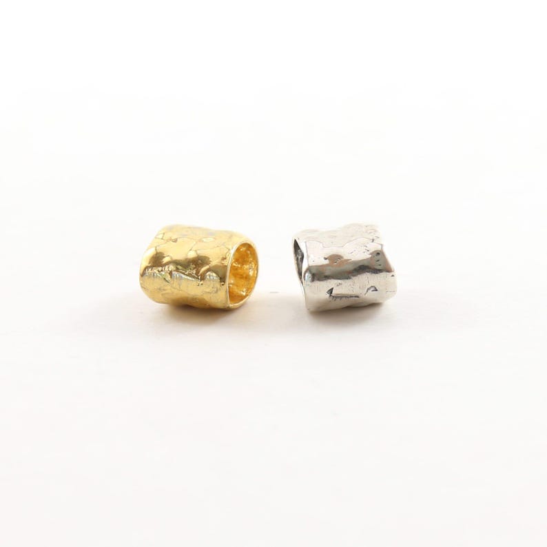 Handgefertigte, organisch gehämmert strukturierte, längliche Zwischenperle mit großem Loch aus vergoldetem Silber oder Sterlingsilber 925 Bild 2