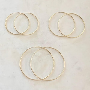 1 par de pendientes de aro grandes sin fin, chapados en oro de 14k, de 50 mm, 45 mm y 40 mm. Incluye ganchos y ganchos para pendientes.