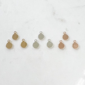 Conjunto de 3 pingentes redondos de 6 mm com argola, em prata de lei, banhados a ouro 14k e ouro rosa.
