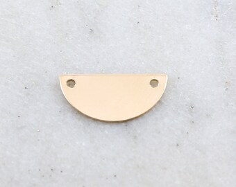 Puede incluir: Encanto de metal de color dorado en forma de semicírculo con dos agujeros para sujetar joyas.