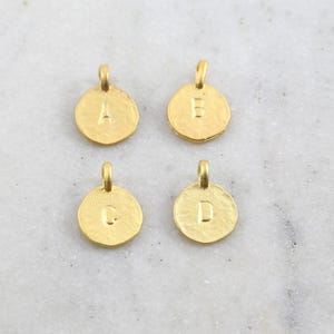 Colgante con dije de disco circular con inicial de letra del alfabeto texturizada en vermeil cepillado oro, elige tu letra.