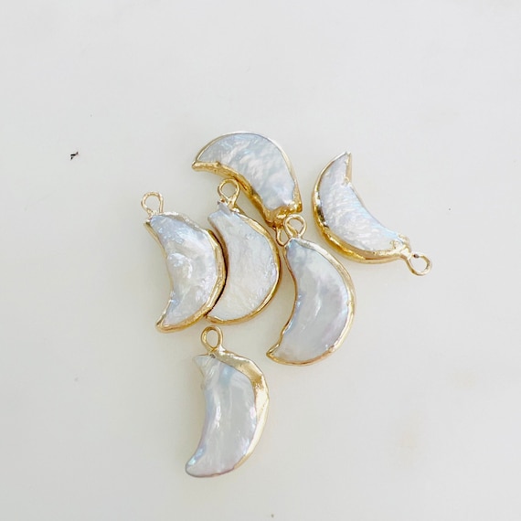 1 Piece Freshwater Pearl Crescent Moon Gold Plated Rim, Celestial Charm Pendant, Moon Drop Pendant, Necklace Pendant