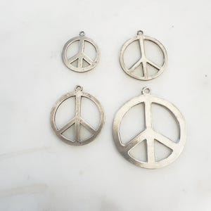 Breloque plate en argent sterling avec symbole de paix, disponible en petites, moyennes, grandes et très grandes tailles, style hippie années 60.