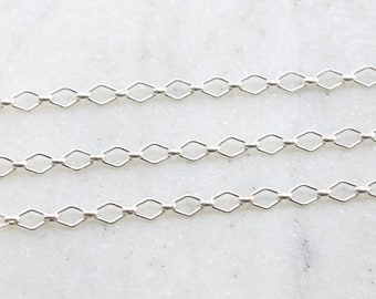 Cadena de plata esterlina resistente con eslabones de diamantes de 5,5 mm x 4 mm. Se vende por pie. Cadena sin terminar a granel.