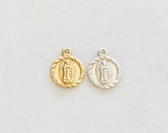 Mini winzige 14K Gold gefüllt oder Sterling Silber Unsere Dame von Guadalupe Jungfrau Maria Runder Kreis Zarte Federgewicht Charme Gold, Silber Charme