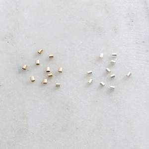 10 pezzi di perline a crimpare da 2 mm x 2 mm in argento sterling 925 o riempito d&#39;oro 14K per infilare perline
