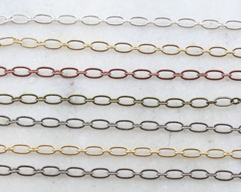 Cadena pequeña ovalada texturizada de metal base con forma ondulada, disponible en 7 acabados / Cadena por metro