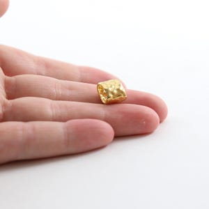 Handgefertigte, organisch gehämmert strukturierte, längliche Zwischenperle mit großem Loch aus vergoldetem Silber oder Sterlingsilber 925 Bild 4