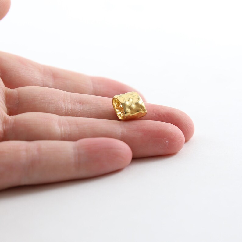Handgefertigte, organisch gehämmert strukturierte, längliche Zwischenperle mit großem Loch aus vergoldetem Silber oder Sterlingsilber 925 Bild 4
