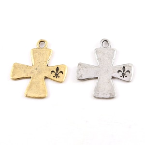 Colgante de cruz con borde estampado de flor de lis, de peltre, religioso, espiritual, católico, 25 mm x 30 mm, en oro antiguo o plata antigua