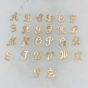 Pingente com letra do alfabeto vazada em ouro 14k preenchido com ouro. Escolha a sua letra.