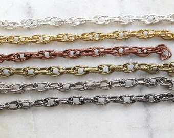 Mehrlagige, ovale Kette aus unedlem Metall mit Struktur und Noppenstruktur in 6 Ausführungen / Kette pro Fuß