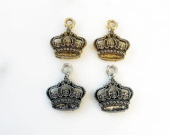 2 piezas de pequeños colgantes de corona de peltre con detalles de realeza, reina, rey, princesa, dije en oro antiguo o plata antigua
