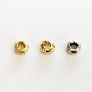 職人によるオーガニックシェイプの厚いロンデル 7 MM ラウンドドーナツラージホールスペーサービーズ、光沢のあるヴェルメイユ、マットなヴェルメイユ、スターリングシルバー 925