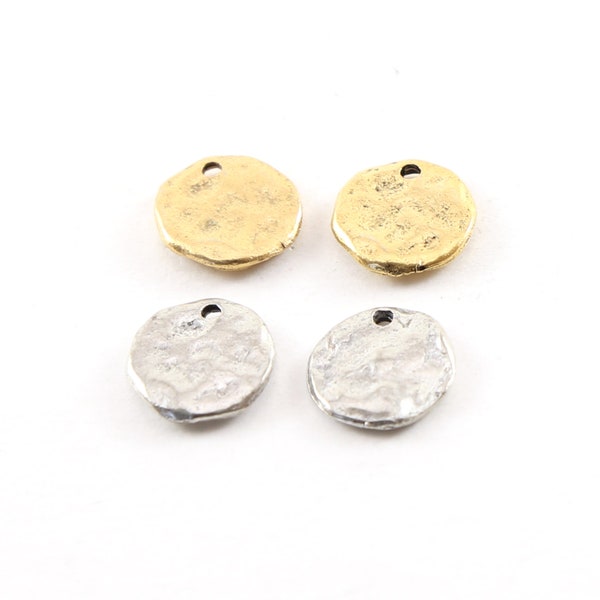 2 Stück Strukturierte Gehämmerte 13mm x 12mm Organische Rohform Stamping Disc Charm in Antikes Gold oder Antikes Silber