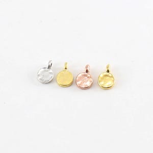 2 winzige runde Rohlinge für Anhänger mit Punktprägung in Sterlingsilber, Mattgold, Glanzgold und Roségold
