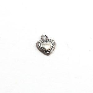Zierlicher Herz mit graviertem Lockenseiten Charm in Sterling Silber Zierlicher Herz Liebe Anhänger