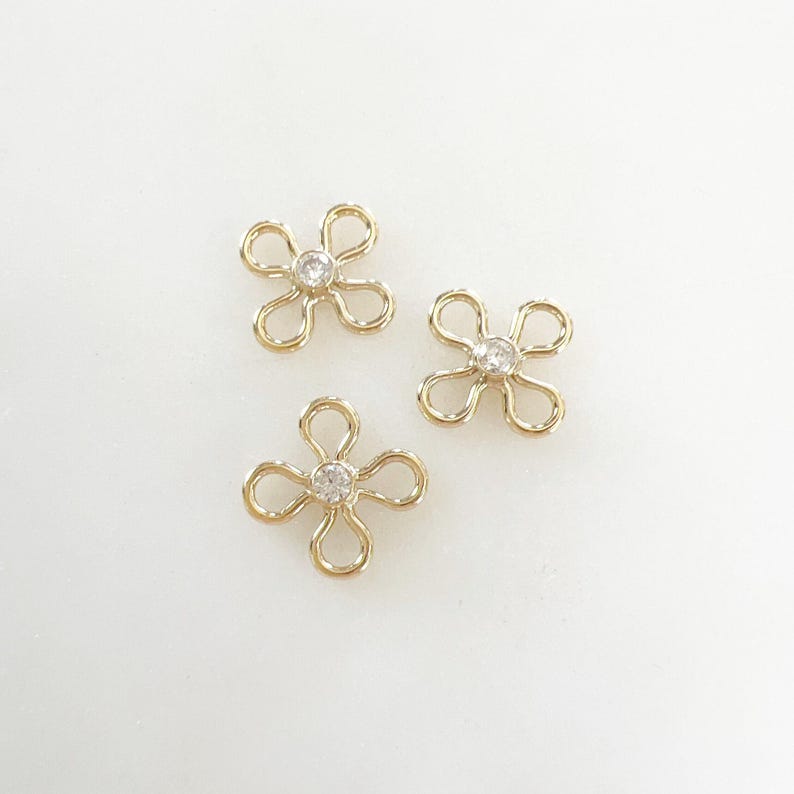 1 breloque anneau connecteur fleur en zircon cubique minuscule, connecteur permanent pour bijoux, plaqué or 14 carats ou argent sterling. image 2