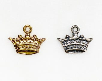 Colgante fino, plano, delicado y bonito de plata de ley o vermeil, con forma de corona de princesa o reina.
