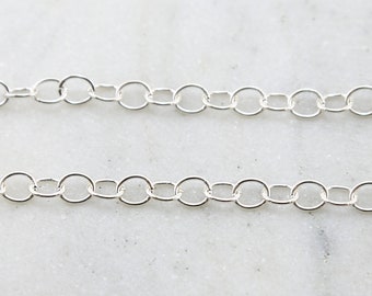 Cadena de plata esterlina delicada con eslabones ovalados, ideal para extensores. Se vende por pie. Cadena sin terminar a granel.