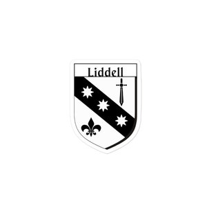 Puede incluir: Escudo blanco y negro con el nombre "Liddell" en la parte superior. El escudo tiene una franja diagonal negra con tres estrellas blancas y una flor de lis blanca en la parte inferior. Una espada se muestra en el lado blanco del escudo.