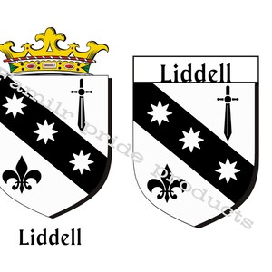 Puede incluir: Dos escudos heráldicos con el nombre "Liddell". Los escudos son blancos con una franja diagonal negra, estrellas, una espada y una flor de lis. Un escudo está coronado con una corona dorada. El nombre "Liddell" está escrito debajo.