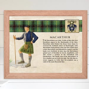 Op de afbeelding: Ingelijste print met een man in traditionele Schotse kledij, inclusief een kilt en sporran, met een wandelstok. De print heeft een tartanpatroon en de naam "MACARTHUR" met historische tekst. De lijst is lichtroze.