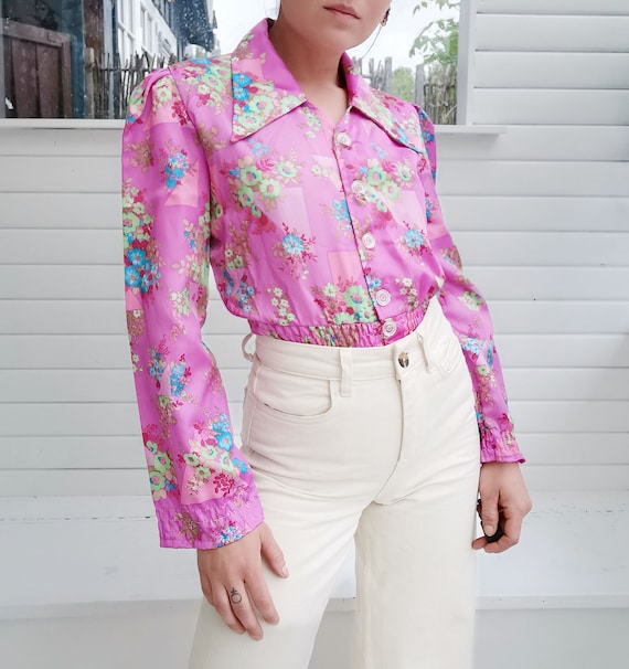 Cute little pink 80's vintage shirt with multi-col