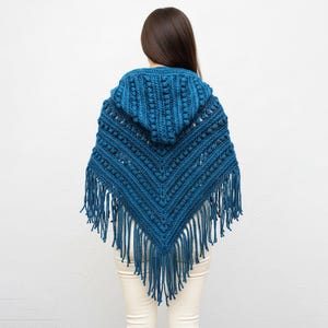 Patrón de poncho con capucha de crochet: Diseño de triángulos texturizados (Descargar PDF)