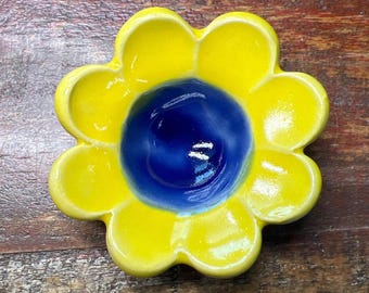 Small Blue Daisy Dish