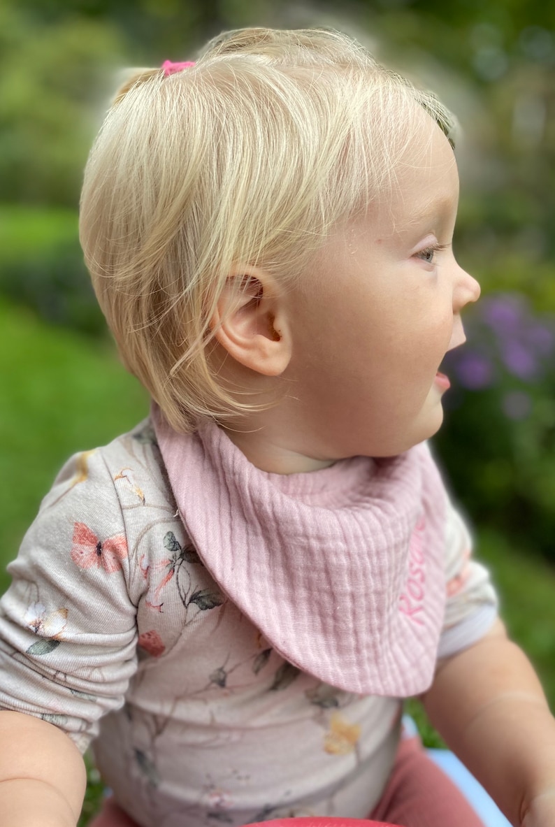 Bavoir bébé bio personnalisé, tissu triangulaire avec nom, torchon, cadeau, foulard en mousseline biologique pour bébés et jeunes enfants image 3
