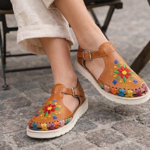 Sandalia Huarache ~ Todas las tallas Boho-Hippie Vintage ~ Estilo mexicano ~ Zapatos con flores bordadas ~ Huaraches mexicanos ~ Zapatos con tiras en el tobillo
