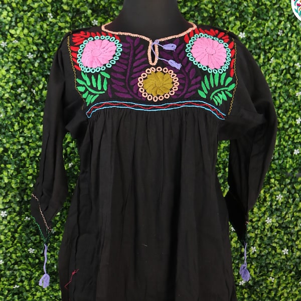 Blusa de algodón bordada con flores, hecha a mano, estilo étnico de Chiapas.