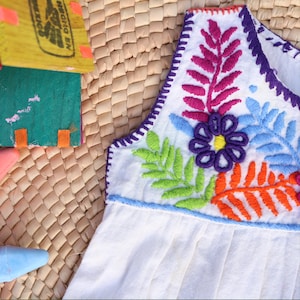 Traditionele Mexicaanse jurk voor baby. Baby jurk traditionele Mexicaanse. Bloemen geborduurde baby jurk. Mexicaanse babykleding Etnische stijl.